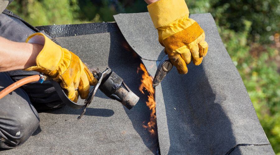 Professional gutter cleaning in Elizabethtown, IL